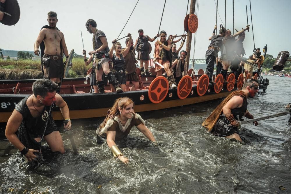 Las hordas vikingas desembarcan con sus armas y sus gritos de guerra en Catoira ante 30.000 personas.