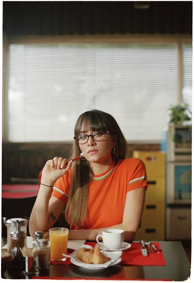 Aitana Ocaña con gafas como embajadora de la colección mó de Multiópticas