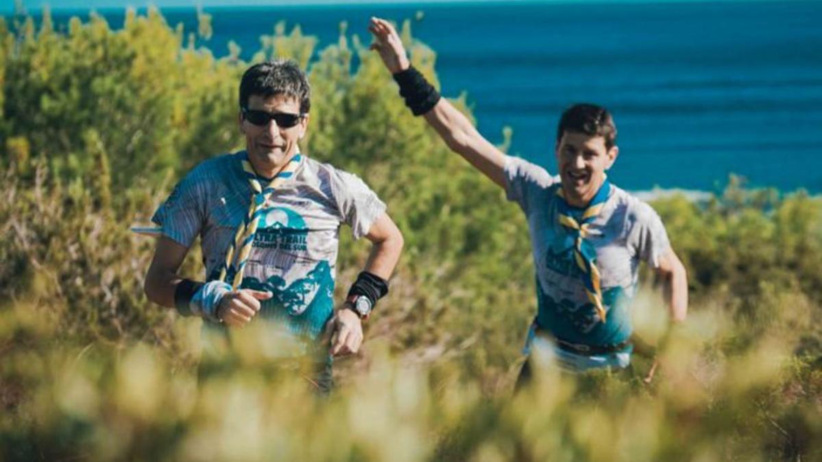 Dos participantes en pleno esfuerzo durante la última prueba de los 3 Días Trail Ibiza. | C.URREA