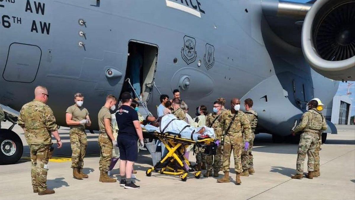 Una afganesa dona a llum en un avió d’evacuació dels Estats Units