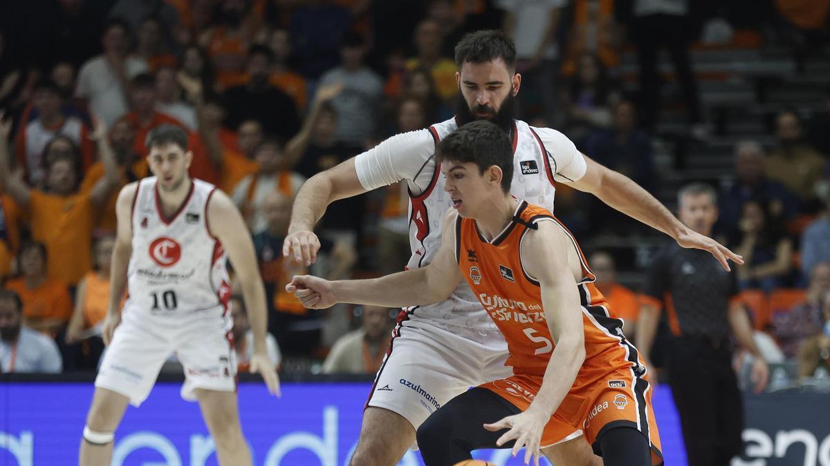 Dubljevic defiende a De Larrea durante el partido de este viernes.