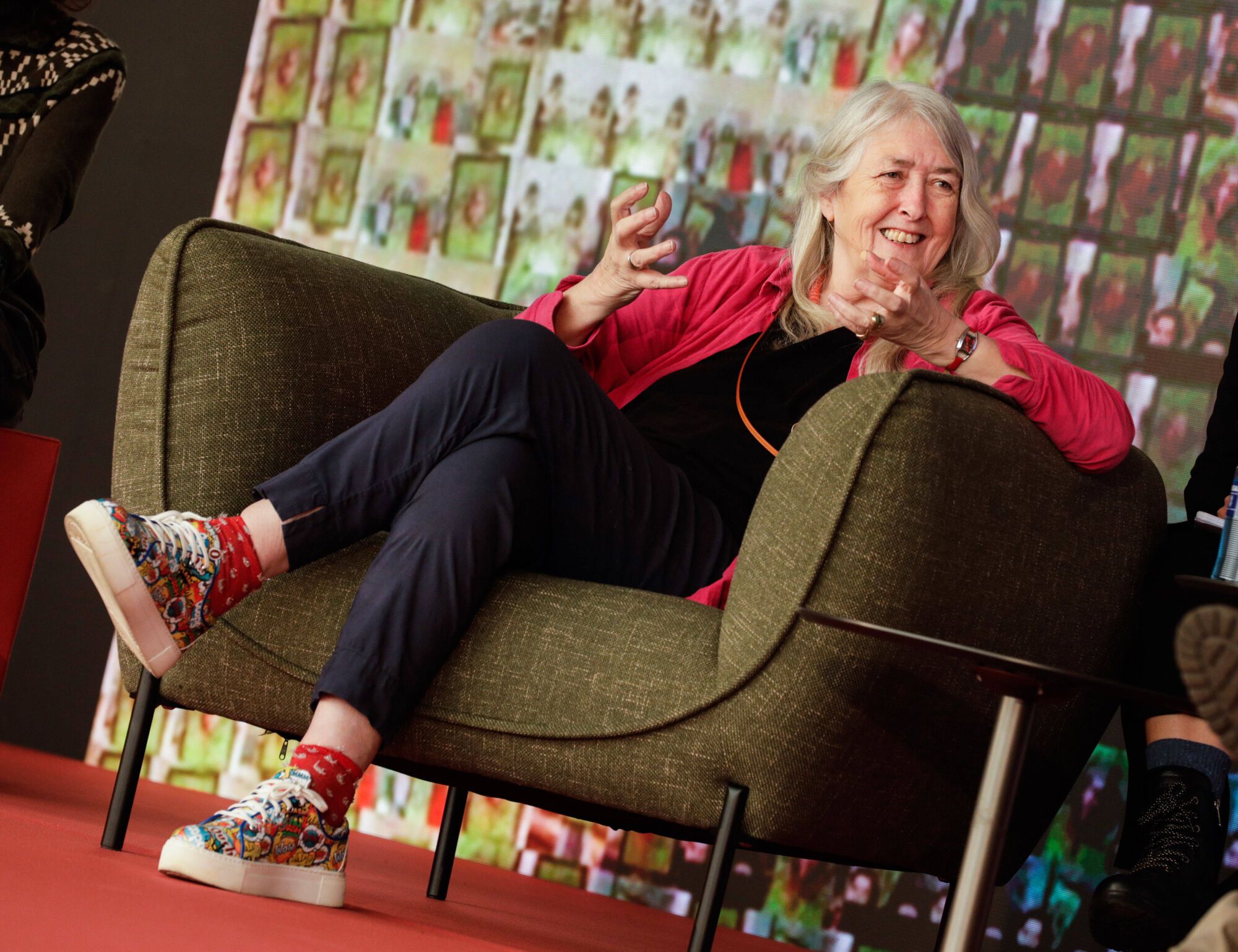 EN IMÁGENES: La "amazona" Mary Beard fascinada en su encuentro con estudiantes en Gijón: "A Nerón le habrían encantado las redes sociales"