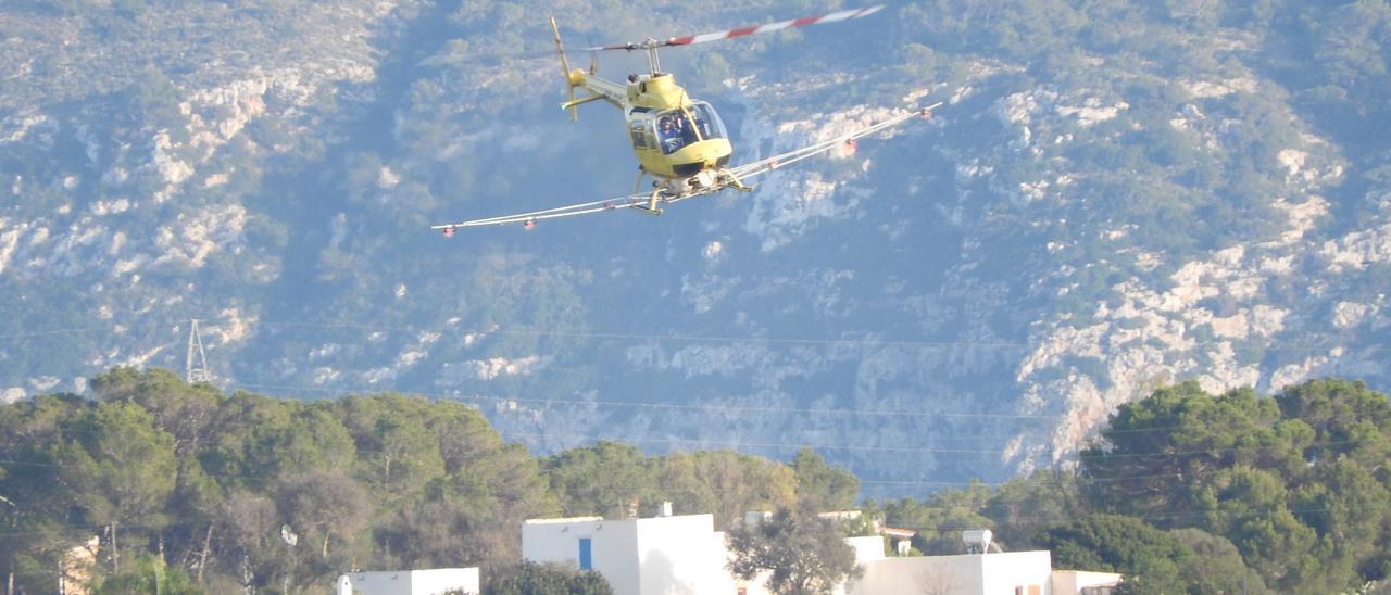 Foto de archivo de un helicóptero fumigando contra la procesionaria