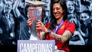 Archivo - Jenni Hermoso of Spain poses with the trophy during the celebration of the Spain Women Team after winning the UEFA Womens Nations League at Palacio Vistalegre on February 29, 2024 in Madrid, Spain.