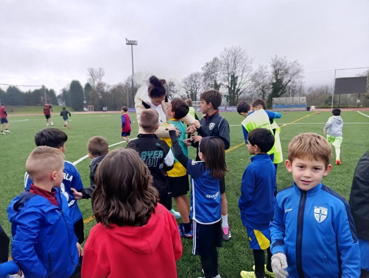 Montse Tomé comparte la Nochebuena con los niños del Atlético de Lugones