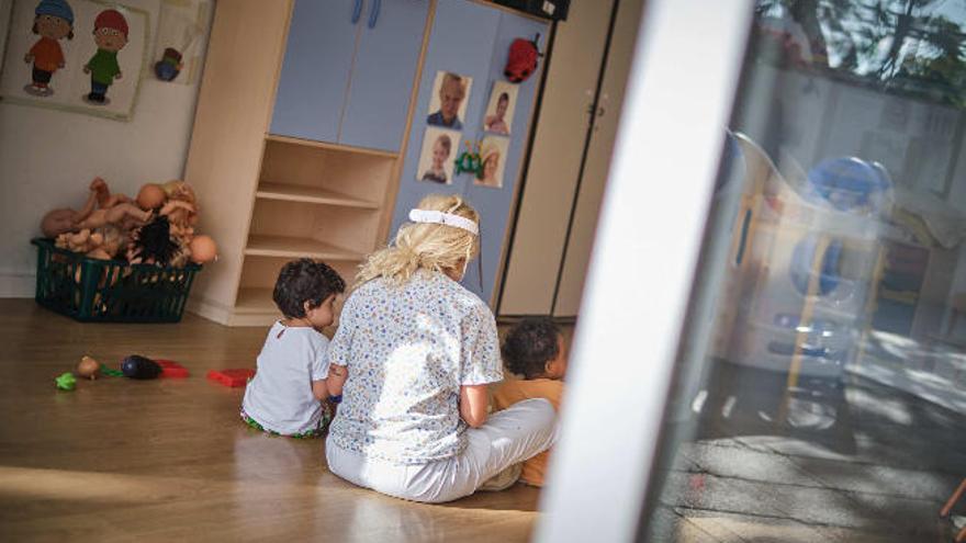 Una educadora con varios niños en una escuela de Tenerife.