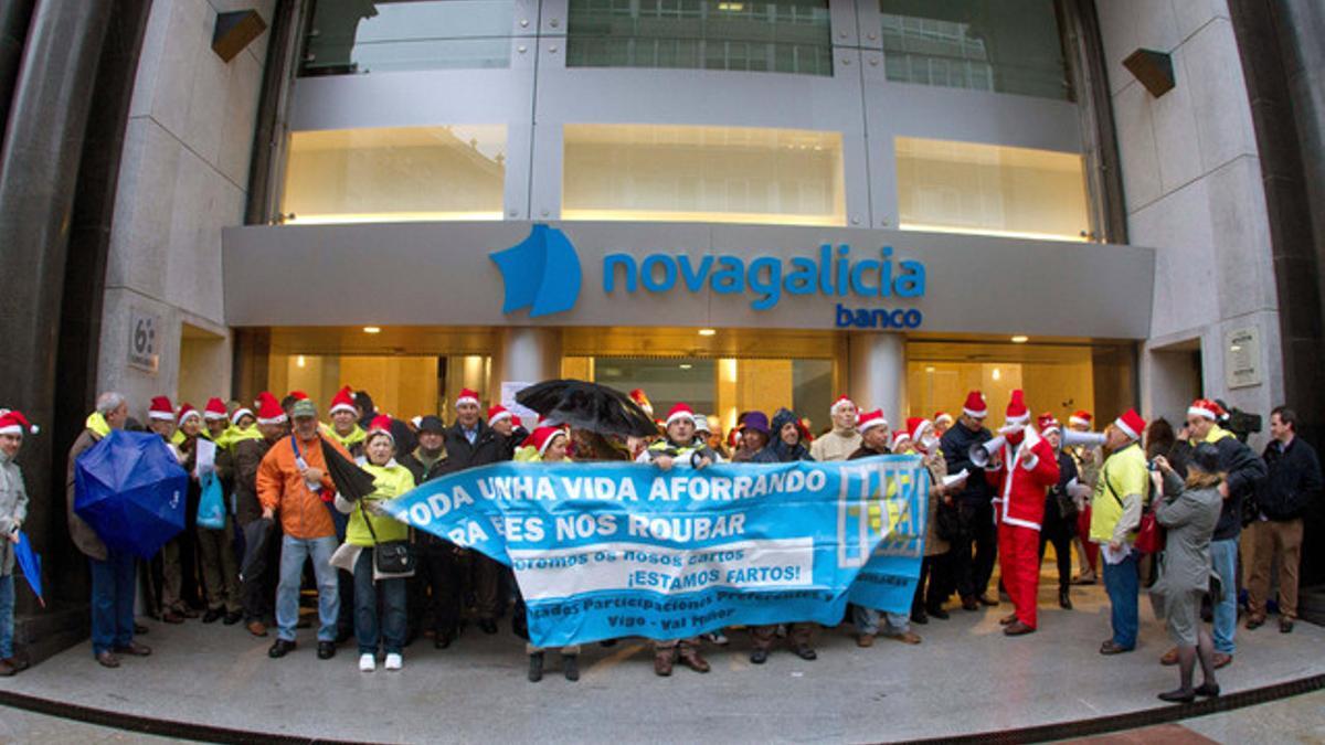 Afectados por las preferentes de Novagalicia Banco se manifiestan ante la sede central de esta entidad en Vigo, en el 2012.