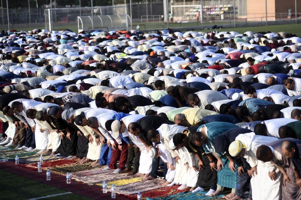 Miles de musulmanes despiden el Ramadán en la Regi