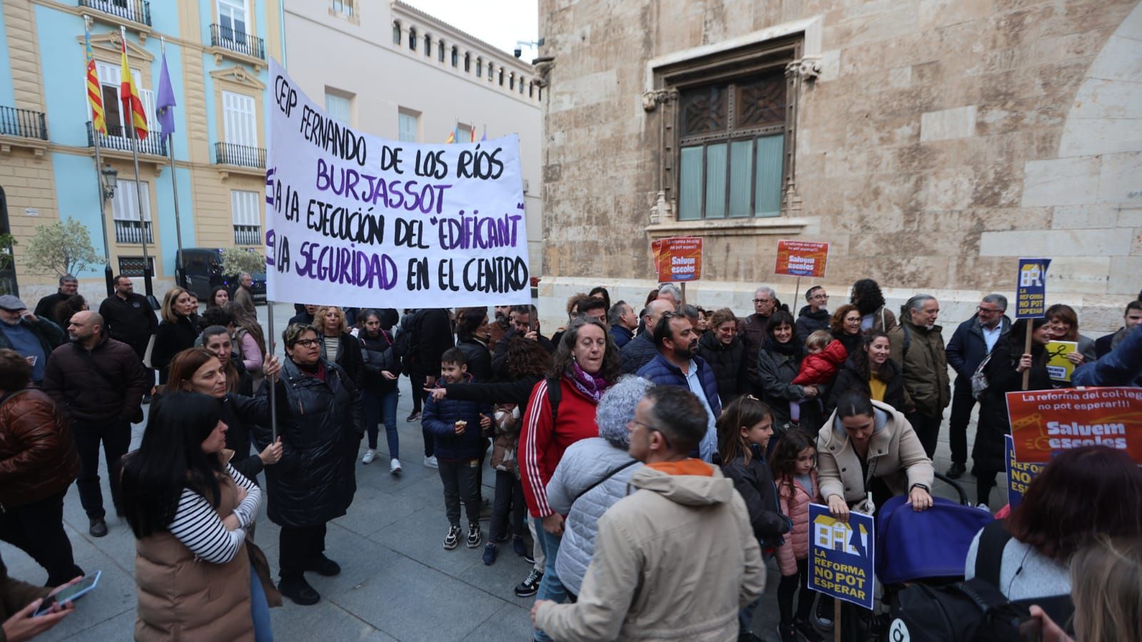 La concentración de la Plataforma en Defensa de la Enseñanza Pública contra la nueva "ley de libertad educativa", en imágenes