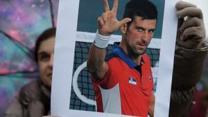 Una fan de Novak Djokovic sujeta una foto del tenista serbio