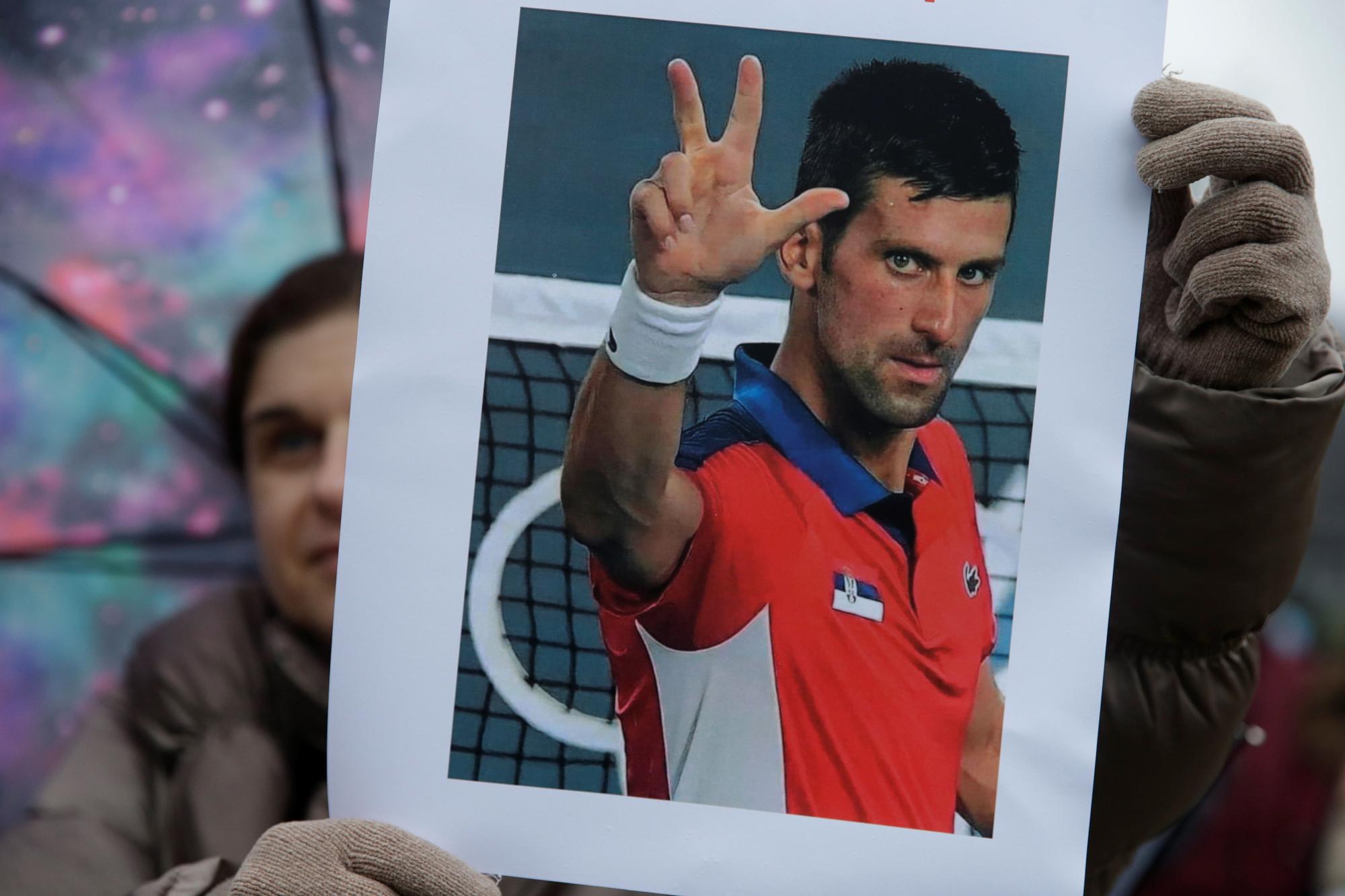 Una fan de Novak Djokovic sujeta una foto del tenista serbio