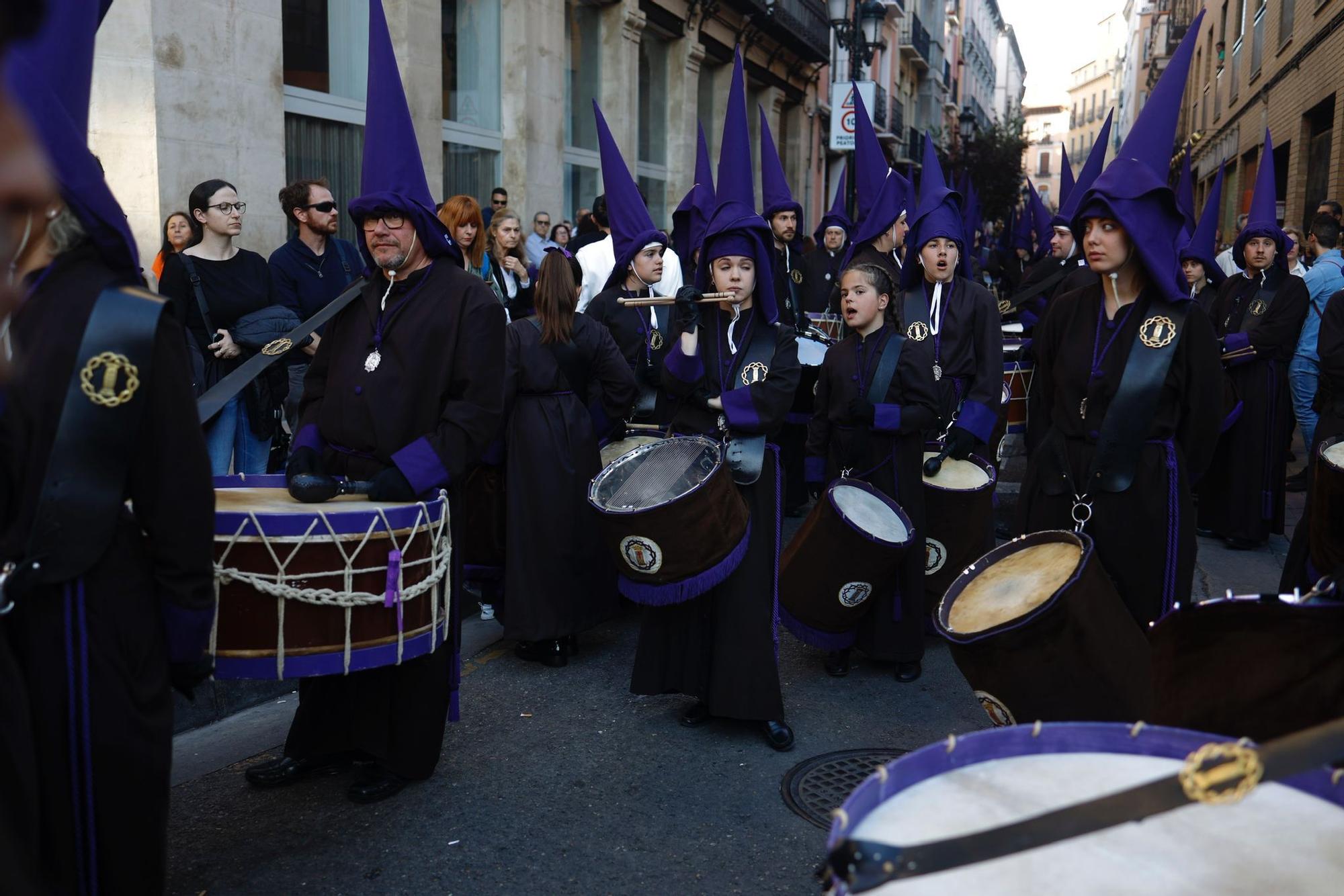 FOTOGALERÍA | Zaragoza se llena de capirotes y bombos en la procesión del Santo Entierro