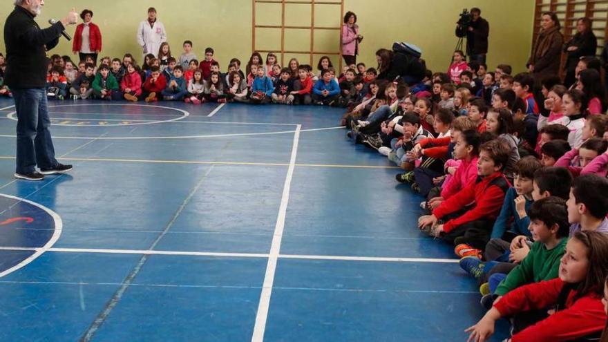 Bob Stoloff, ayer, en el polideportivo del colegio Enrique Alonso, rodeado de alumnos de Primaria.