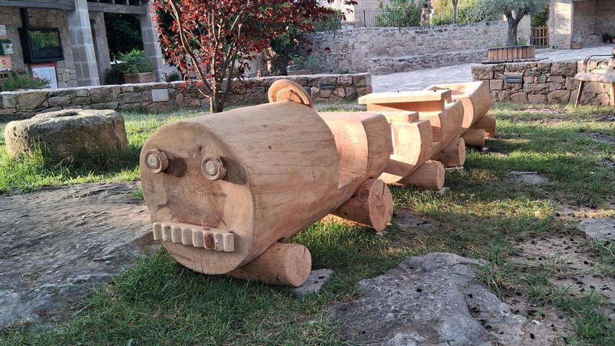 El tren és fet a partir de fusta de pi i es conforma d'una locomotora i dos vagons