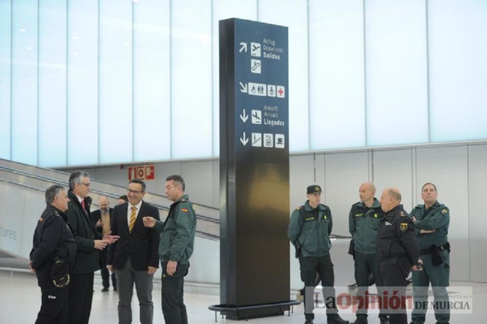 El delegado del Gobierno visita el aeropuerto de Corvera