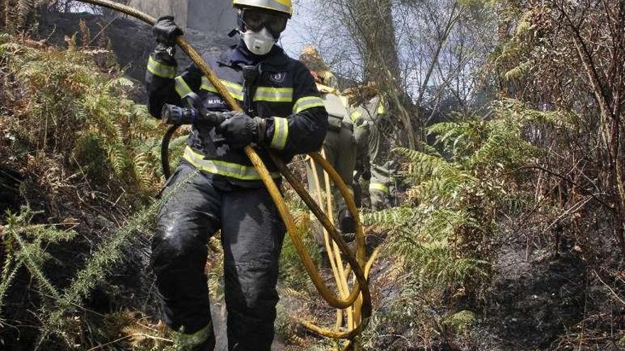 Los bomberos realizando las labores de extinción. // Santos Álvarez