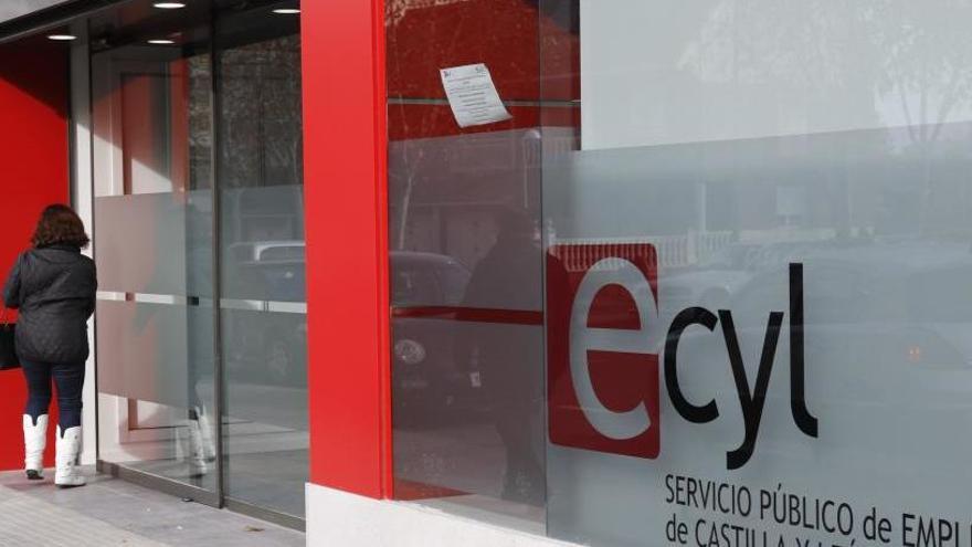 Una persona accede a oficinas del Ecyl