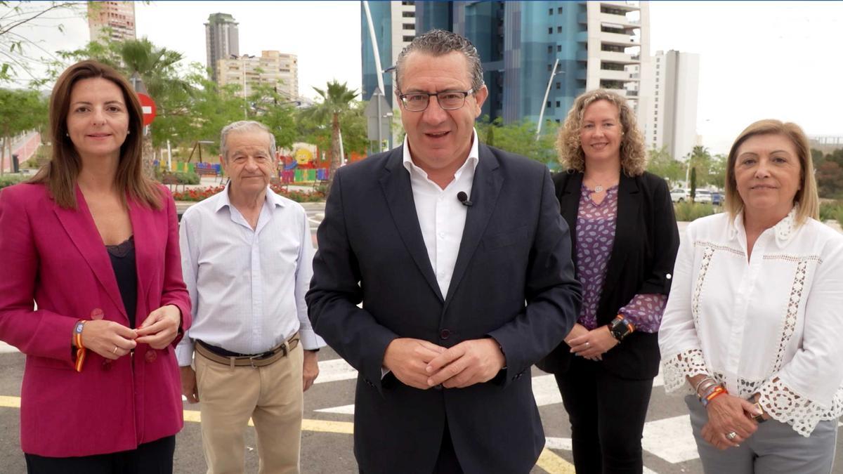 Toni Pérez junto a miembros de su candidatura en Benidorm.