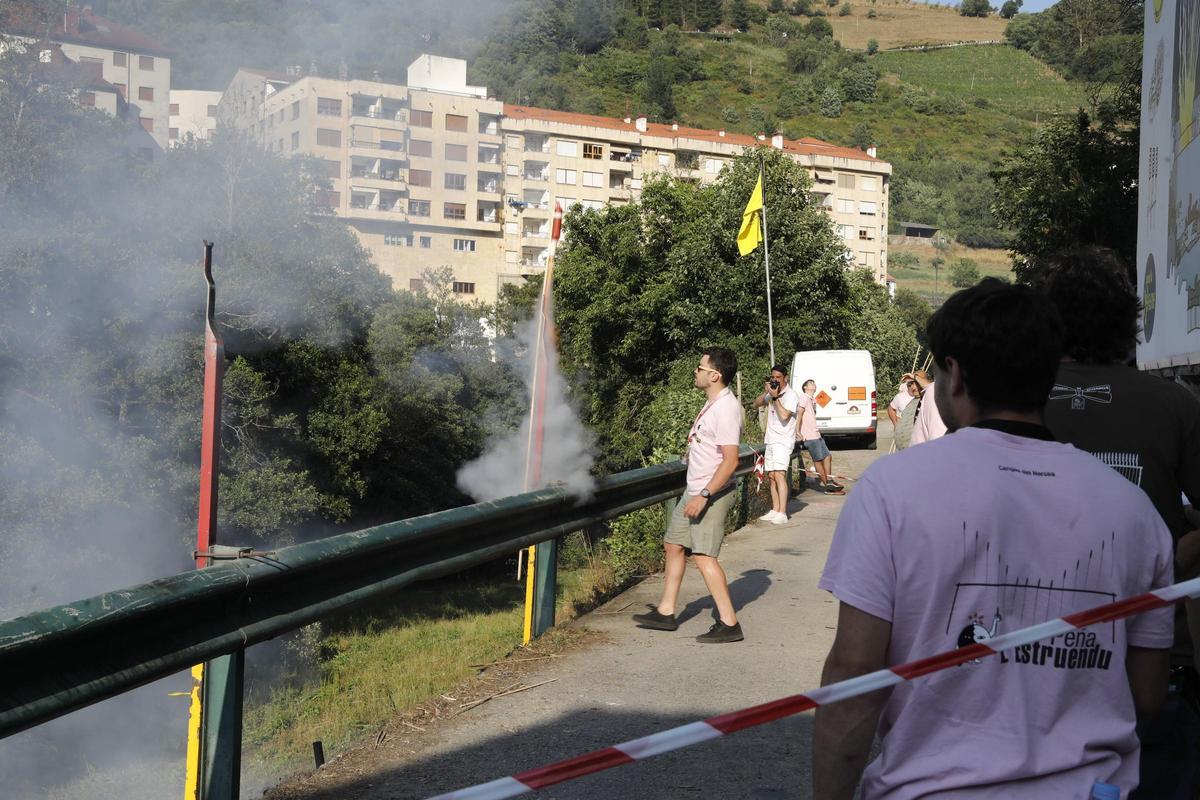 Así fue la impresionante Descarga que hizo temblar a Cangas del Narcea: 6.22 minutos de estruendo y casi 100.000 voladores en el cielo