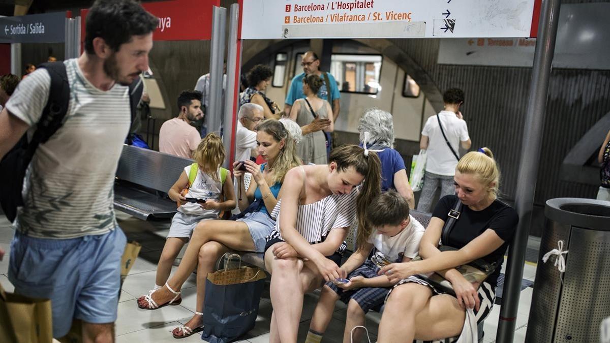 Turistas y gente que va a la playa en un vagón de Renfe.