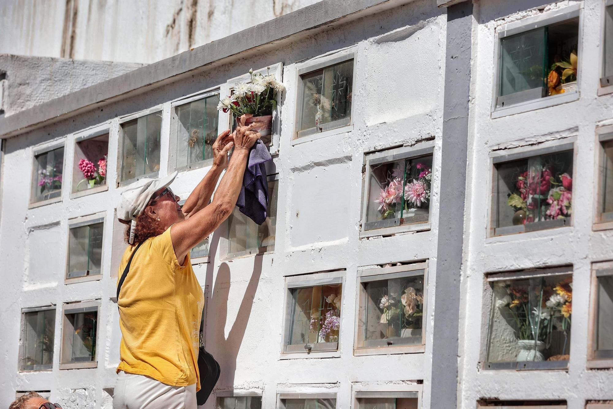 Día de Todos los Santos en el cementerio de San Juan, en La Laguna