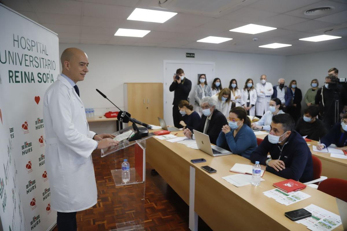 El director gerente en funciones del hospital Reina Sofía, Francisco Triviño, durante la rueda de prensa.