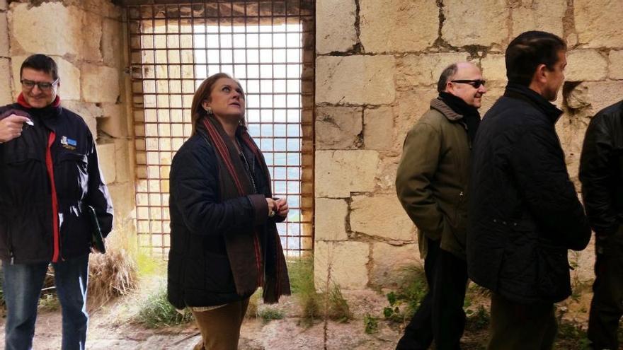 La directora general de Bienes Culturales, María Comas, junto a varios de los técnicos de la Consejería de Cultura y Portavocía y del Ayuntamiento de Mula.