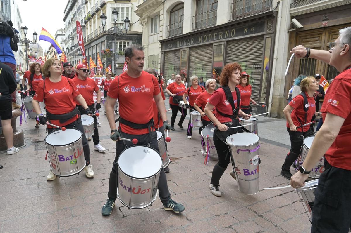 Batucada durante la marcha del 1 de mayo por las calles de Zaragoza.