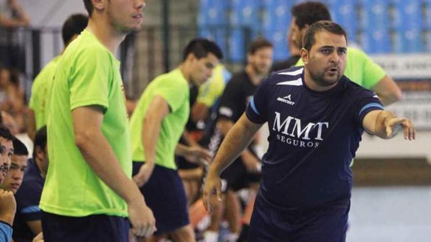 Edu García Valiente da órdenes a sus jugadores desde el banquillo.