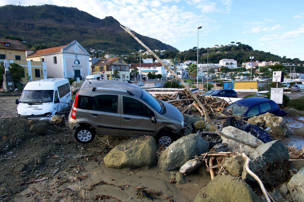 Un muerto y decenas de desaparecidos tras un corrimiento de tierra en la isla italiana de Ischia