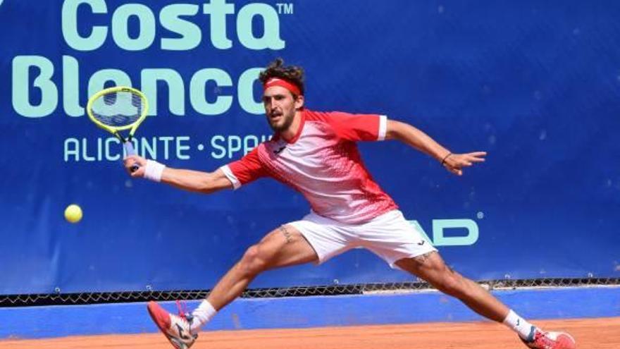 El tenista ilicitano Mario Vilella, ayer durante su partido en Villena ante el checo Jiri Vesely.