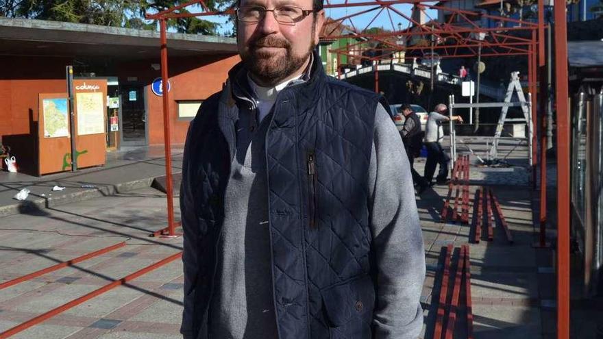 Gaspar Muñiz, ayer bajo la estructura de la carpa que albergará el festival en el parque de Colunga.