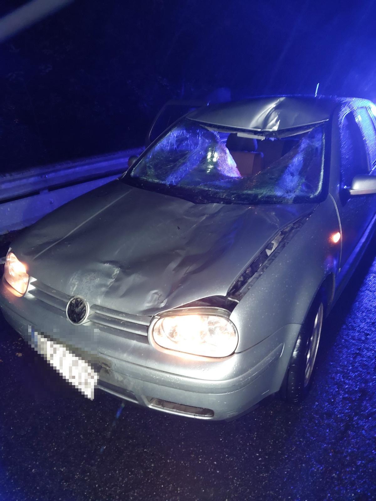 Estado en el que quedó el vehículo tras atropellar al caballo en la PO-313 en Moaña.