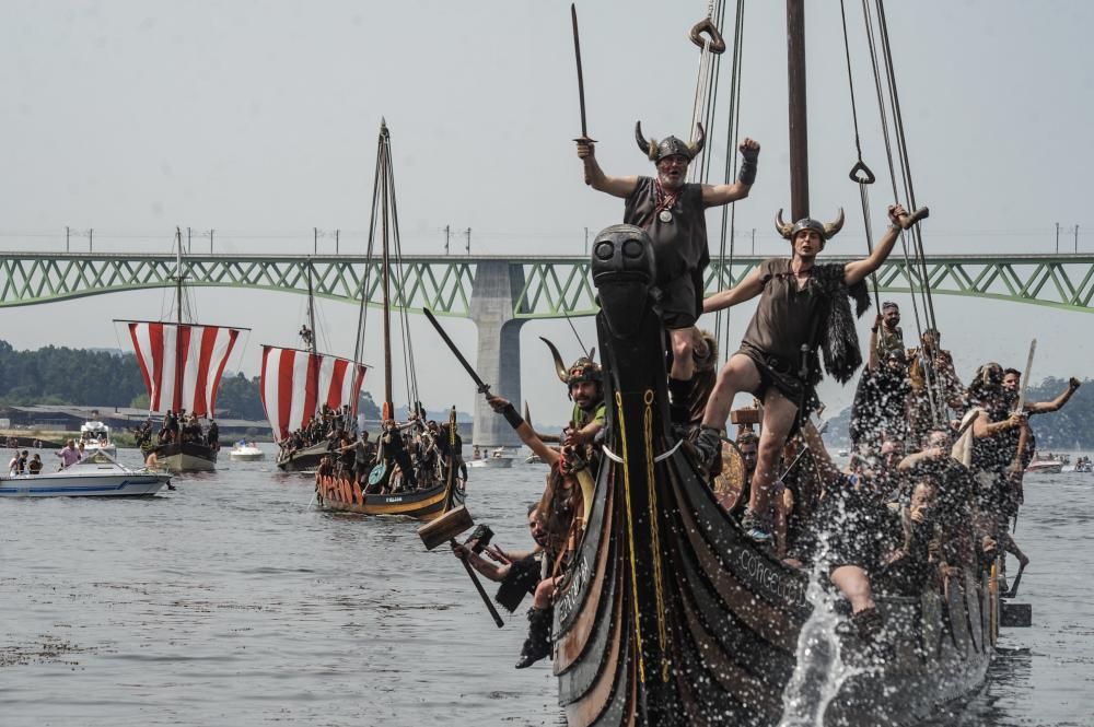 Las hordas vikingas desembarcan con sus armas y sus gritos de guerra en Catoira ante 30.000 personas.