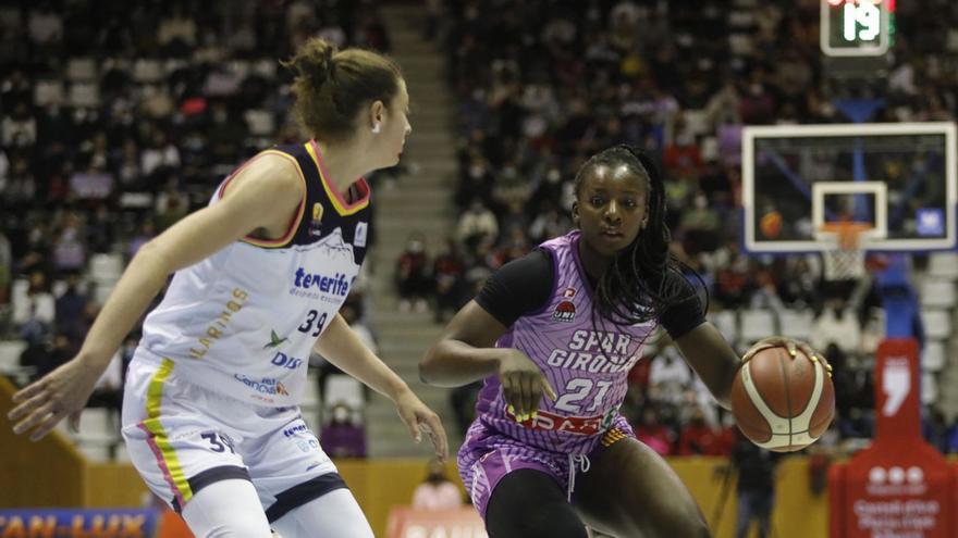 Michaela Onyenwere, amb la pilota durant un partit de l’Uni amb el Tenerife a Fontajau.  | ANIOL RESCLOSA