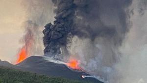 La pluja àcida i la cendra tenyeixen de groc el paisatge del sud de La Palma
