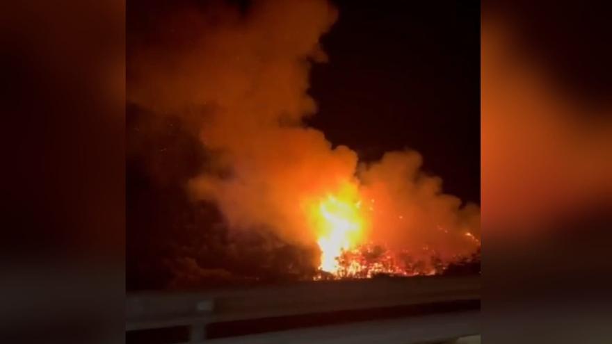 Declarado un incendio forestal junto a la vereda de Trassierra, en la Sierra de Córdoba