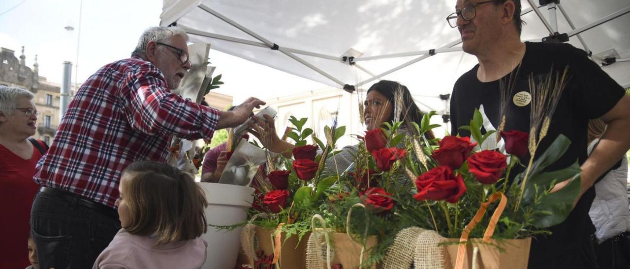 Una parada de venda de roses fotografiada ahir al matí a Manresa | MIREIA ARSO