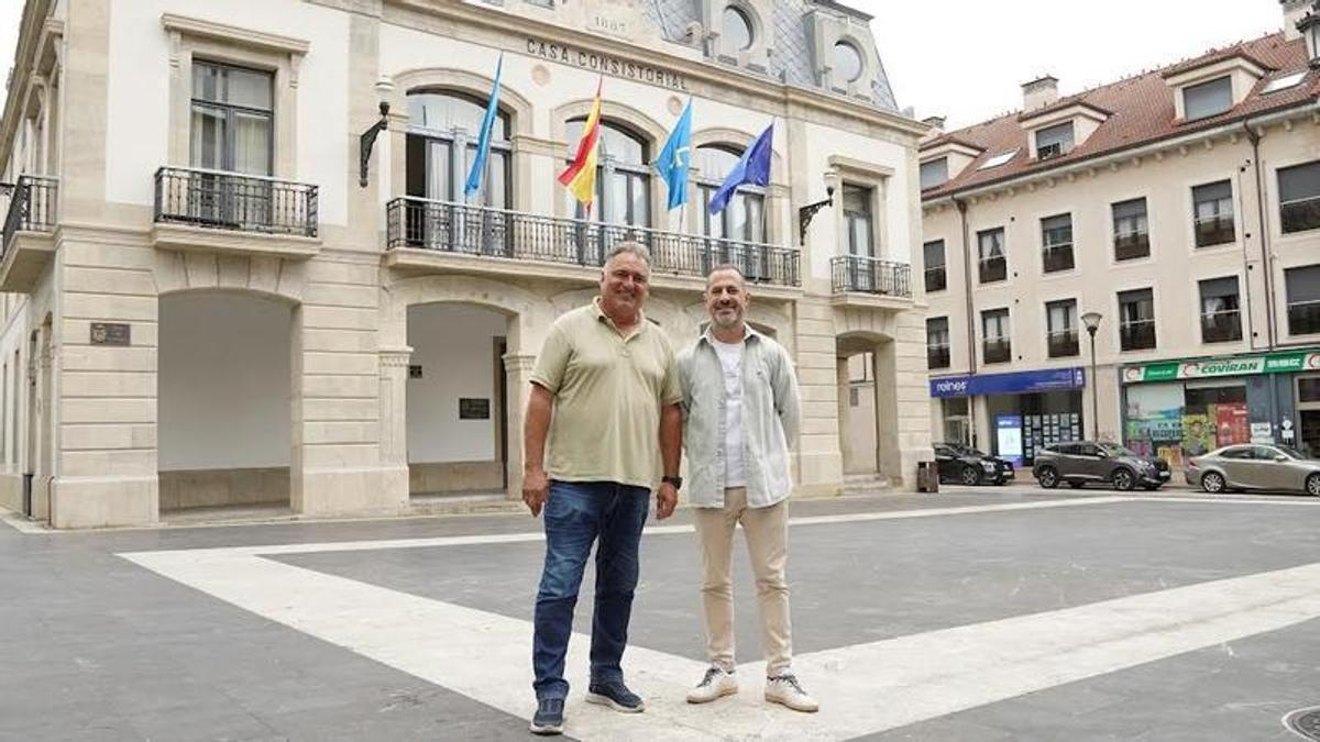 Alejandro Villa y Ángel García, ante el Ayuntamiento.