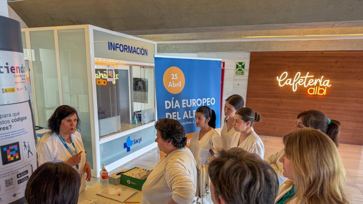 María Carrión explica la enfermedad de déficit de Alfa-1 en el hospital Virgen de la Concha.