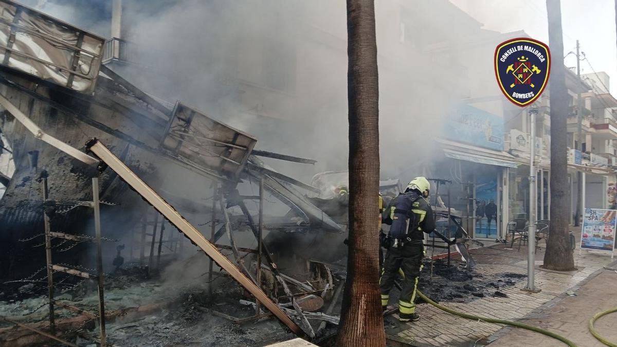 Los Bombers, durante los trabajos de extinción del incendio.