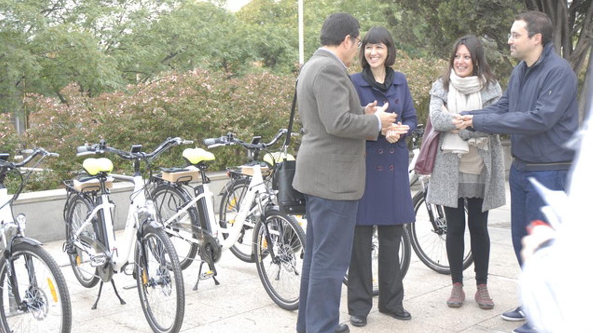 La alcaldesa, Núria Parlon, durante la presentación de las seis bicicletas eléctricas.