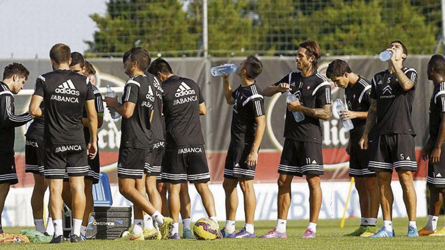 Los jugadores del Celta beben agua para refrescarse durante un reciente entrenamiento en A Madroa.