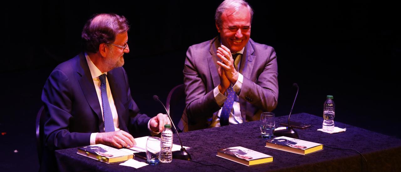 Mariano Rajoy y Jorge Azcón, durante la presentación en el Principal este martes.