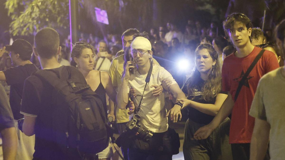 La doctora Xisca Pou a la izquierda del fotoperiodista Xavi Hurtado.