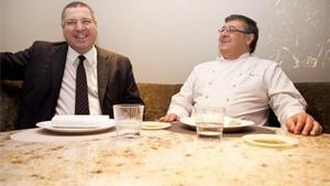 Alfred Romagosa y Fermí Puig, en una de las mesa de mármol del restaurante. Foto: Lali Puig