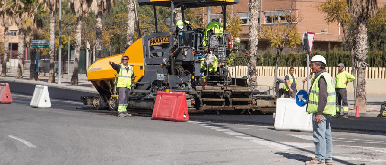 Operarios trabajan ya contrarreloj en la avenida de Lorenzo Carbonell para tener acabada la Vía Parque este mes.