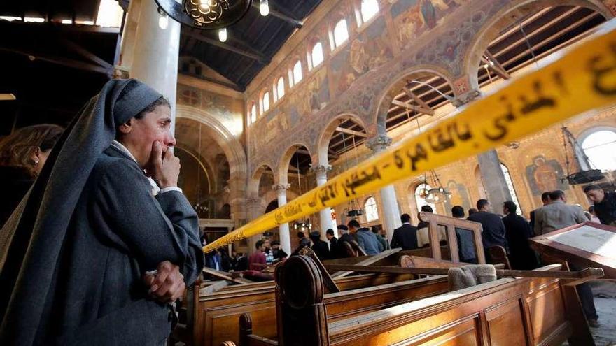 Una monja llora en el lugar del atentado en El Cairo. // Reuters
