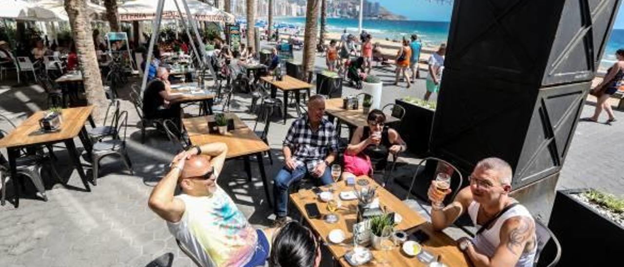 Algunas de las terrazas que existen en Benidorm donde los turistas y vecinos acuden en verano.