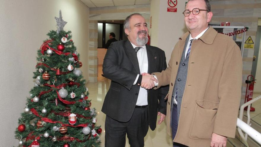 El ganador, Antonio Navarro (d), y el actual decano, José Muelas, ayer, tras los comicios.